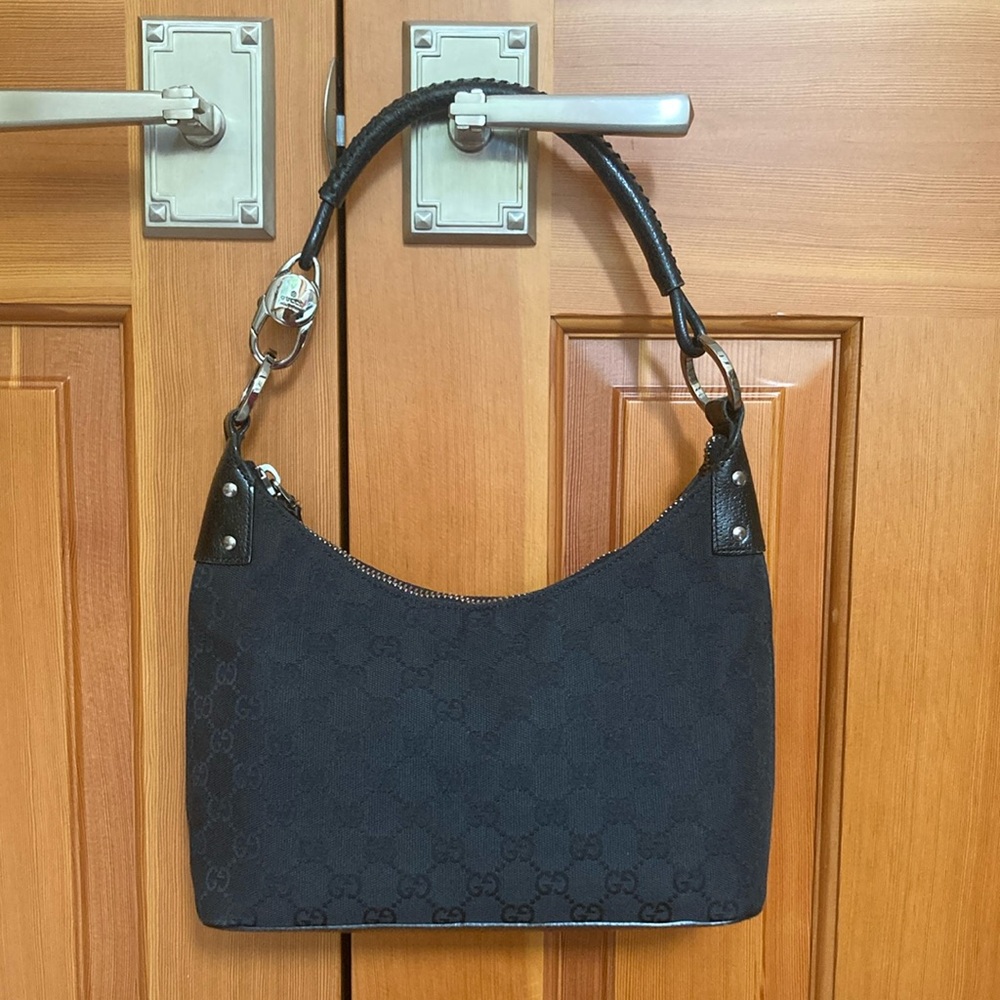 Vintage Gucci Black Shoulder Bag with Sleek Design excellent condition